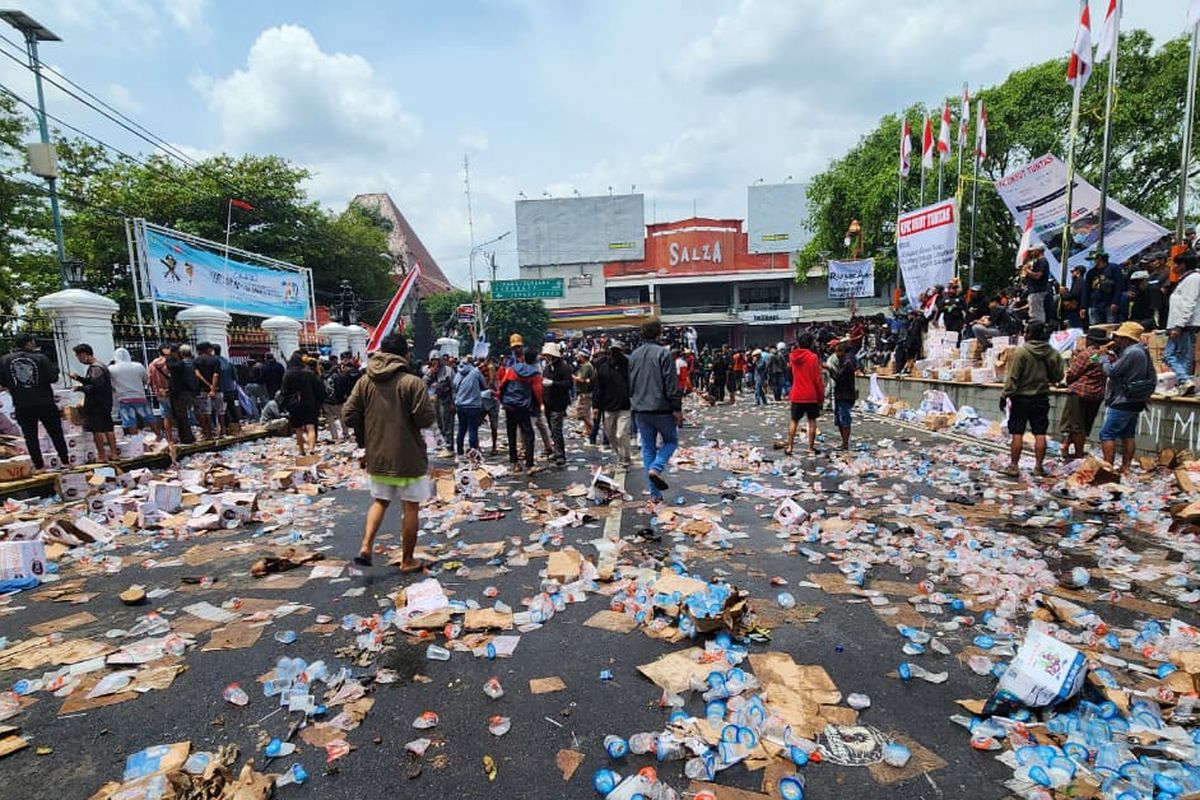 Pati, polda jateng, LBH Semarang, demo pati, demo 13 agustus 2025, pati melawan, Cerita LBH Semarang soal Demo Pati, Kronologi, dan Bantahan Tuduhan Provokator, Kronologi aksi pati melawan, Data korban dan penangkapan Pati, Bantahan tuduhan provokator demo Pati, Tudingan pembungkaman dan kriminalisasi warga Pati, Polisi: 22 orang diamankan, sudah dipulangkan