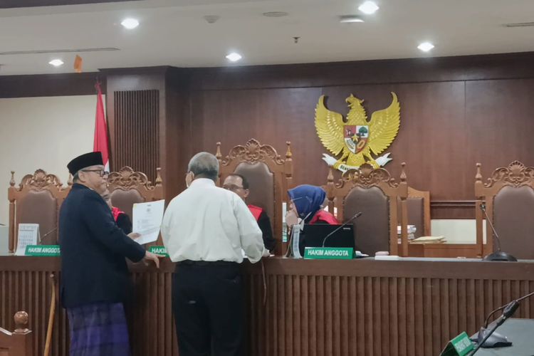 gibran, Wapres Gibran, Gibran Raka Bumingraka, wapres gibran digugat, syarat pendidikan calon wapres, Riwayat SMA Gibran Digugat, Bagaimana Sebenarnya Syarat Pendidikan Wapres?, Alasan Gugatan terhadap Wapres Gibran, Dasar Hukum: Syarat Pendidikan Presiden dan Wapres, Gibran dan KPU Digugat Bersama, Polemik Syarat Pendidikan Minimal Wapres dan Presiden