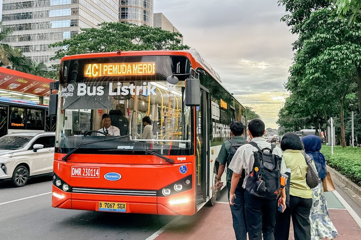 transportasi umum, Kelangkaan BBM, Elektrifikasi Transportasi Umum: Target Ambisius Jakarta Menuju NZE