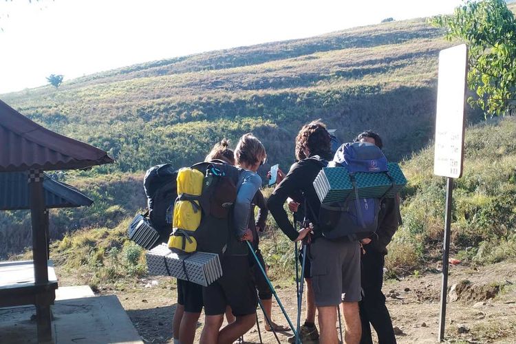 aturan sampah di gunung rinjani, syarat mendaki gunung rinjani, aturan mendaki gunung rinjani, gunung rinjani zero waste, sanksi melanggar aturan gunung rinjani zero waste, apa itu gunung rinjani zero waste, blacklist karena gunung rinjani zero waste, aturan bawaan di gunung rinjani, Gunung Rinjani Terapkan Zero Waste, Melanggar Bisa Kena Blacklist 5 Tahun