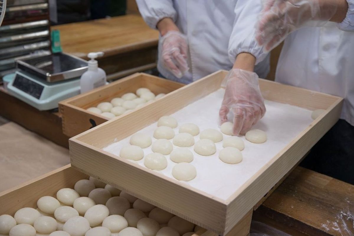 jepang, kentang, potato mochi, imo mochi, Zenitsu, Muncul di Demon Slayer, Ini Cara Membuat Potato Mochi Simpel Pakai 2 Bahan, Bahan-bahan:, Bahan saus mitarashi, Langkah membuat imo mochi, Langkah membuat saus mitarashi, Menyajikan potato mochi