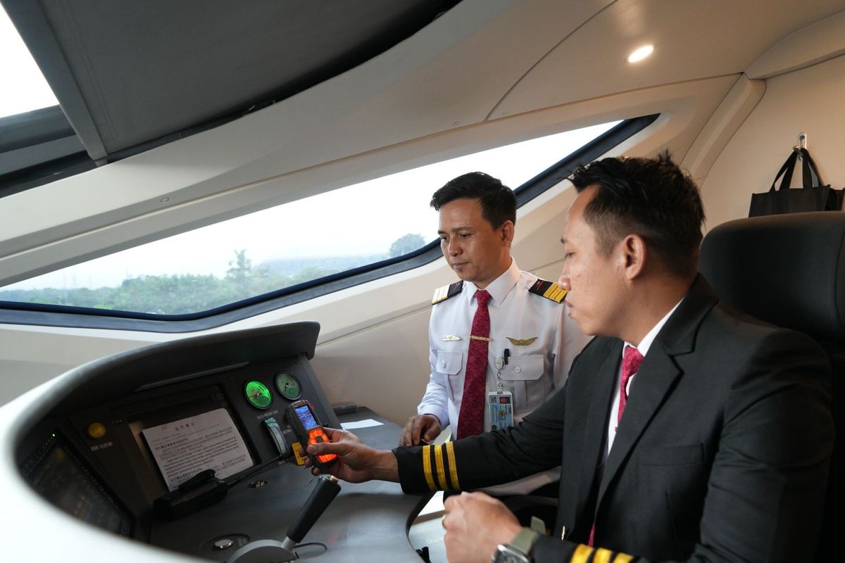 Kereta Cepat, kereta cepat, Kereta cepat, kereta cepat whoosh, masinis kereta whoosh, teknisi kereta whoosh, masinis kereta cepat dari mana, Tak Lagi dari China, Masinis dan Teknisi Whoosh Kini dari Indonesia