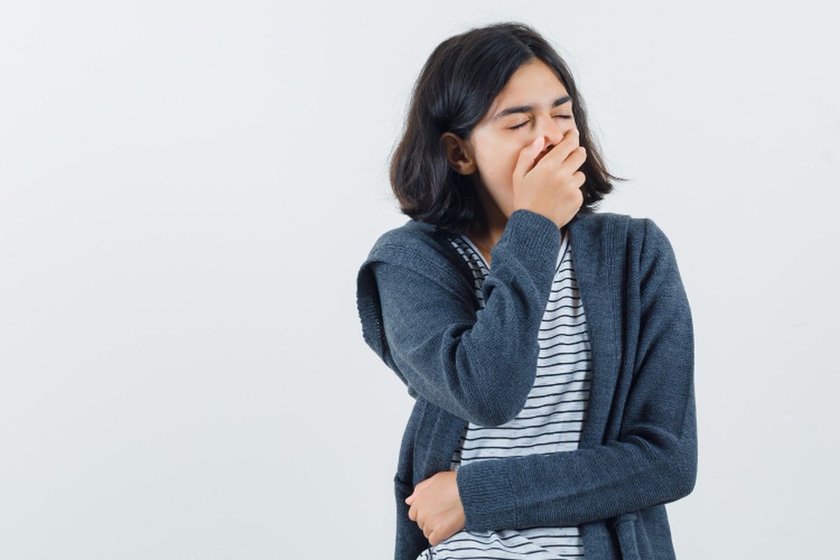 menguap, Penyebab Sering Menguap Walau Tak Mengantuk, Kurang tidur dan kualitas istirahat yang buruk , Rasa bosan bisa memicu otak untuk tetap terjaga, Menguap bisa menular karena respons sosial dan empati, Kondisi medis tertentu bisa menyebabkan menguap berlebihan, Kapan harus waspada dan cara menguranginya