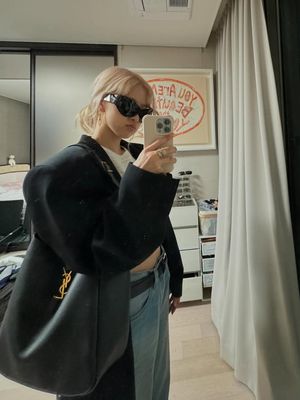 Rose BLACKPINK, busana Rose BLACKPINK, gaya rambut rose blackpink, gaya fashion rose blackpink, gaya rose, fashion rose, busana rose blackpink, outfit rose blackpink, gaya rose black, 5 Gaya Rose BLACKPINK, Elegan dan Manis Bisa Jadi Inspirasi, 1. Semi-formal, 2. Boyish look dengan leather jacket, 3. Playful side, 4. Oversized outfit, 5. Cropped top girlie