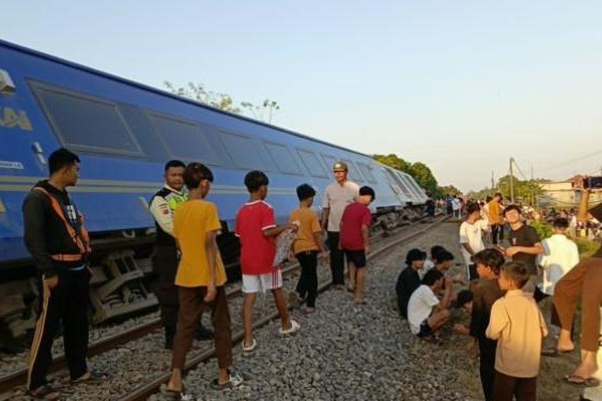 ka argo bromo anggrek, ka argo bromo anggrek anjlok, KA Argo Bromo Anggrek Anjlok di Subang, KA Argo Bromo Anggrek Anjlok, Sejumlah Kereta Lewat Jalur Memutar