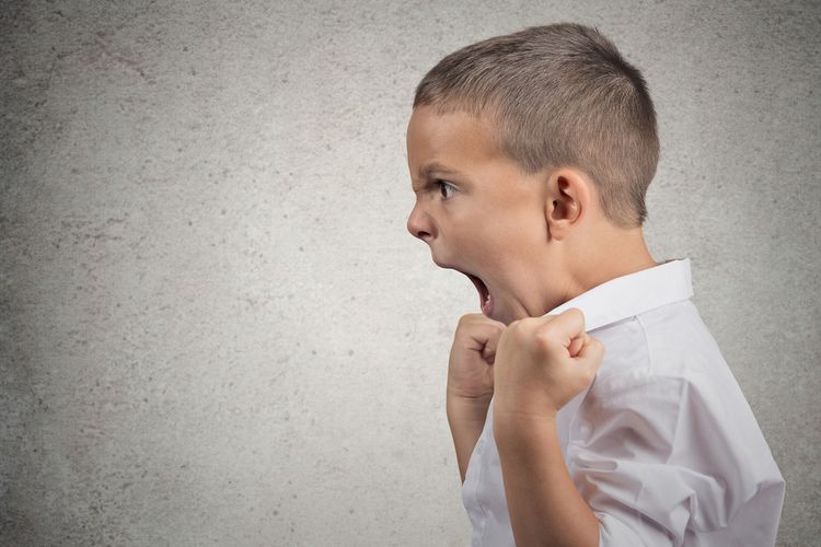 fomo, fear of missing out, tips parenting anak, anak FOMO, cara mengatasi anak yang FOMO, kenapa anak menjadi FOMO, bagaimana menghadapi anak yang FOMO, cara mengatasi anak fomo, cara mengatasi anak yang takut ketinggalan tren, 5 Cara Mengatasi Anak FOMO agar Tak Takut Ketinggalan Tren Menurut Para Ahli