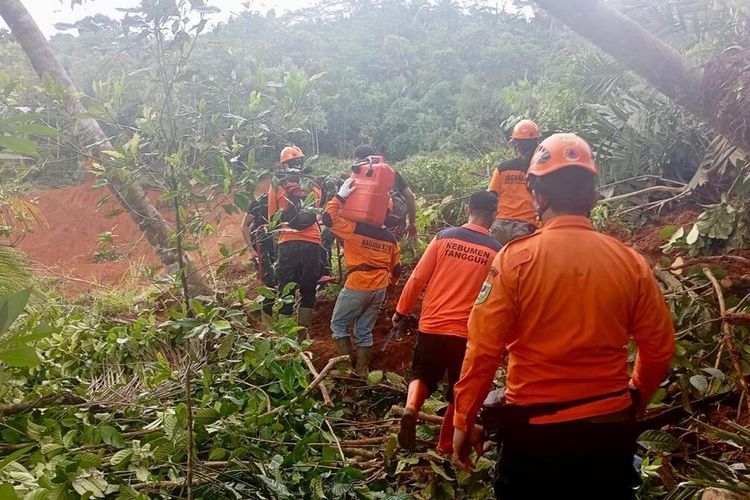 longsor, Cilacap, longsor cilacap, longsor di cilacap, longsor cilacap hari ini, longsor di cilacap hari ini, Desa Cibeunying, Cibeunying longsor, desa Cibeunying longsor, Cibeunying, Warga Pasang Bambu Penanda Lokasi Rumah untuk Percepat Evakuasi Longsor Cilacap