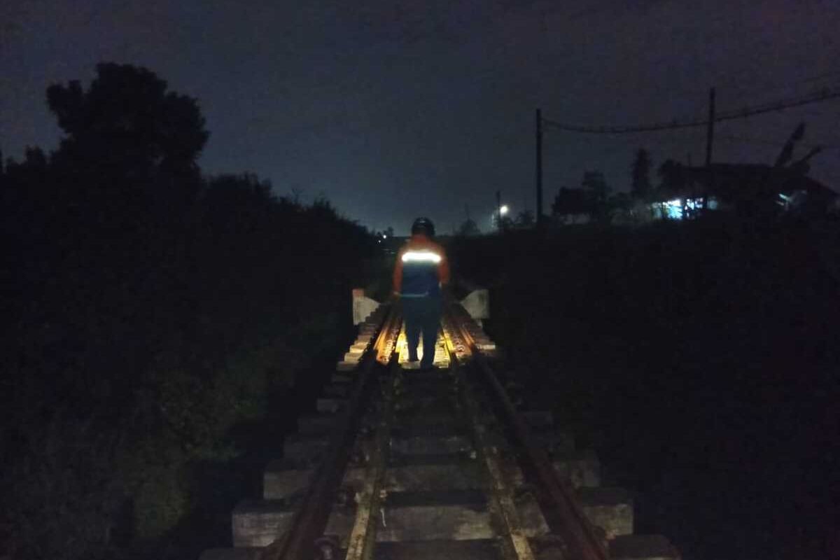 PT KAI, gempa hari ini, gempa bekasi, gempa jakarta, Imbas Gempa Bekasi, Puluhan Kereta Sempat Berhenti di Jakarta Malam Ini, Operasional Kereta Api Sempat Dihentikan, Jalur Kereta Api Dinyatakan Aman, Gempa Bekasi Terasa hingga Jakarta dan Depok, Gempa Bekasi Hebohkan Warganet