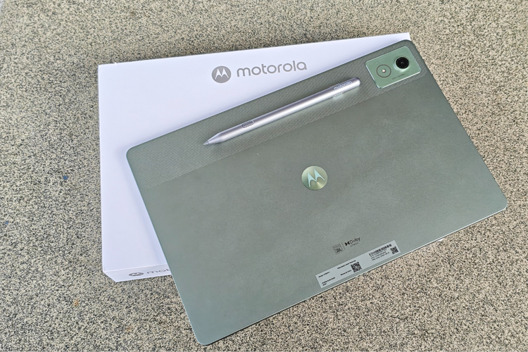 tablet, Motorola, hands on, Moto Pad 60 Pro, spesifikasi Moto Pad 60 Pro, fitur moto pad 60 pro, Hands-on Motorola Moto Pad 60 Pro: Tablet Serbaguna dengan Layar 3K dan Stylus Responsif, Desain kotak simpel, aksesori lengkap ada Stylus, Desain warna cantik, material aluminium, Port lengkap, ada JBL quad speaker , Layar lega, scrolling mulus, Kamera jernih, bisa scan dokumen, Stylus responsif, nyaman digenggam, Bisa konek lintas perangkat, Entertainment Space dan Productivity, Baterai awet, performa cepat, Kesimpulan