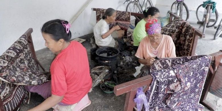 batik tulis, Rembang, Lasem, batik indonesia, batik tulis lasem, Lasem Kota Batik, hari batik, Batik Lasem, hari batik 2 oktober, rembang jawa tengah, Sejarah Batik Lasem, Warisan Perpaduan Jawa dan Tionghoa yang Bertahan hingga Kini, Kejayaan Batik Lasem di Abad ke-19, Perpaduan Jawa dan Tionghoa dalam Motif, Kemunduran dan Kebangkitan Kembali, Regenerasi Pembatik