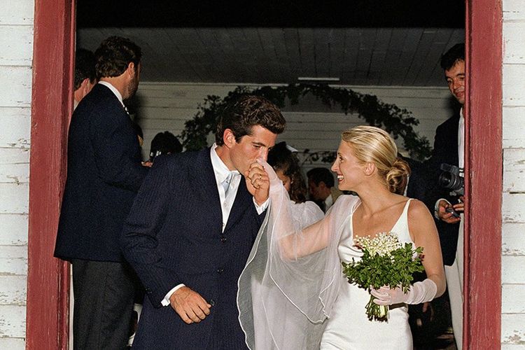 Kisah cinta, Kisah Cinta JFK Jr dan Carolyn Bessette yang Berakhir Tragis, Pertemuan yang langsung menimbulkan ketertarikan, Hubungan yang sempat naik turun, Lamaran yang tidak langsung diterima, Pernikahan tertutup yang ikonik, Tekanan media yang semakin kuat, Pertengkaran yang sempat tertangkap kamera, Cinta yang tetap kuat hingga akhir, Akhir tragis pada 1999