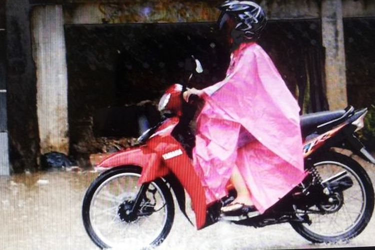 hujan, pengendara motor, motor, jas hujan, Saat Hujan Terlalu Deras, Jangan Paksakan Motor Jalan Terus