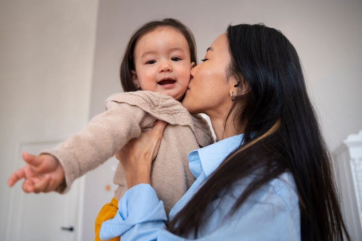 jangan sembarangan mencium anak, cara mencegah anak dicium orang lain, dampak anak dicium orang lain, Cara Mencegah Anak Dicium Orang Lain Saat Lebaran, Ini yang Dilakukan Para Ibu