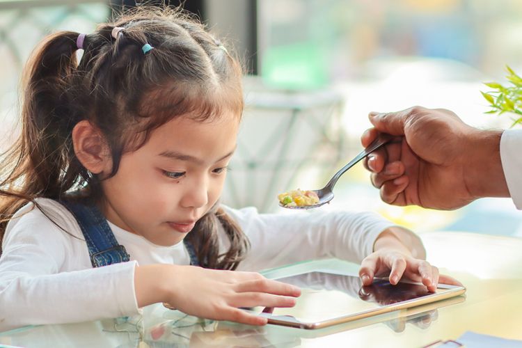 MPASI, MPASI adalah, MPASI 6 bulan, Tips orangtua, Pola makan anak, mpasi bayi 6 bulan, anak setahun makan apa, anak makan bubur sampai umur berapa, anak makan bubur umur berapa, anak usia 1 tahun makan apa, makanan anak 1 tahun, Orangtua, Jangan Asal Beri Makanan Saat Anak Berusia 1 Tahun