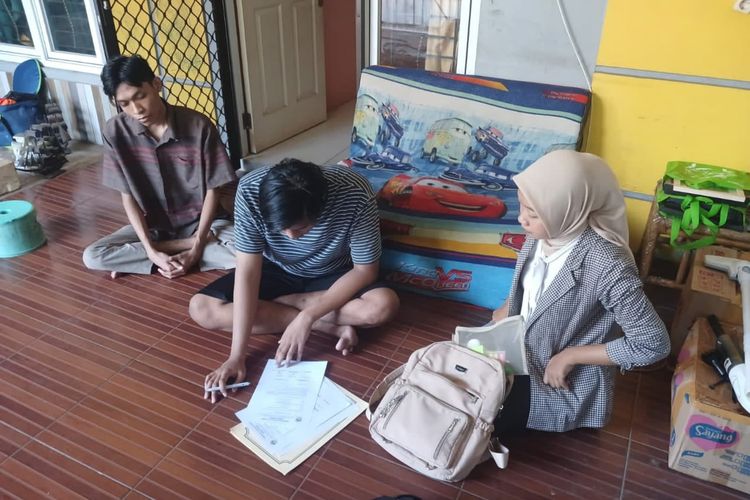 rumah kontrakan, anak terlantar, Gresik, anak ditinggal di rumah, anak ditelantarkan, anak telantar di gresik, anak telantar di jatim, cerita anak telantar, anak Ditelantarkan di gresik, 5 anak ditelantarkan di gresik, Ayah Meninggal dan Ibu Pergi, 5 Bersaudara di Gresik Bertahan Hidup Sendiri, Kehidupan Sehari-hari Terpaksa Jual Barang, Pendidikan Terhenti, Adik-Adik Putus Sekolah, Kondisi Rumah Kontrakan dan Tunggakan, Warga dan Pemerintah Turun Tangan, DPRD dan Dinas Sosial Turut Bantu