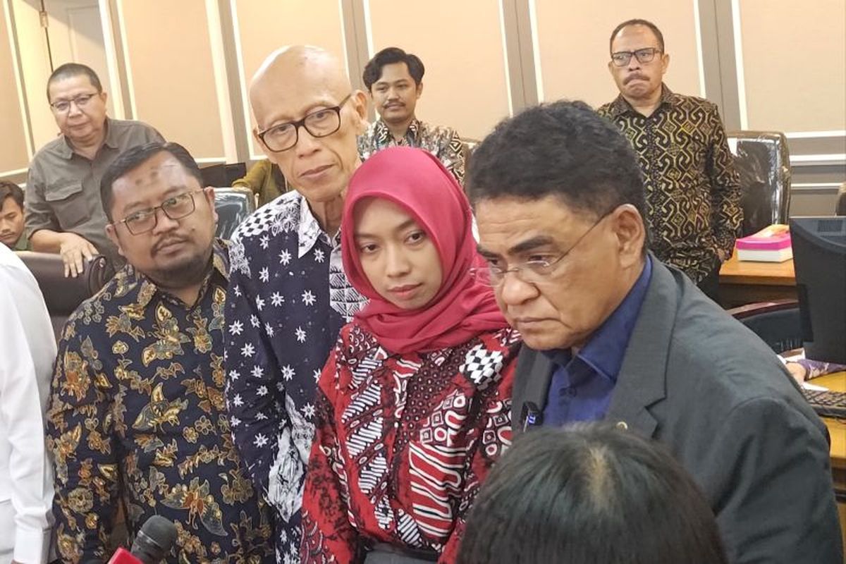 Arya Daru Pangayunan, diplomat tewas di kos Menteng, arya daru, diplomat arya daru meninggal, Istri Arya Daru, Istri Diplomat Arya Daru Surati Kapolri, Desak Kasus Kematian Suaminya Diusut Tuntas, Kritik terhadap Hasil Penyelidikan Polisi, Temuan Forensik RSCM, Sosok yang Diperiksa dan Barang Bukti, Sikap Keluarga dan LPSK, Respons Kepolisian, Publik Menanti Titik Terang