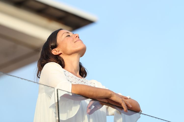 kesehatan mental, mindfulness, cara menjaga kesehatan mental, cara tetap waras, cara menjaga kesehatan mental dan fisik, kecemasan akibat politik, tips self-care, situasi negara tidak menentu, 12 Cara Tetap Waras di Tengah Situasi Politik dan Negara yang Tak Pasti, 1. Validasi perasaan, 2. Cari bantuan di ruang digital, 3. Hubungi orang-orang terdekat, 4. Lakukan perawatan diri, 5. Batasi asupan informasi, 6. Jangan lupakan hobi, 7. Jangan bahas politik melulu, 8. Journaling, 9. Latihan mindfulness dengan teknik 54321, 10. Ciptakan safe place di pikiran, 11. Bikin tubuh rileks dengan teknik pernapasan 478, 12. Afirmasi positif untuk bikin diri tenang