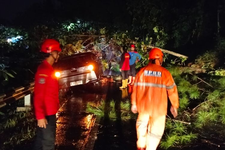 Jawa Tengah, Banyumas, longsor banyumas, banjir banyumas, banjir banyumas hari ini, Banyumas Diterjang Banjir dan Longsor, Ada 12 Titik Bencana, Jalan dan Jembatan Banyak Tertutup