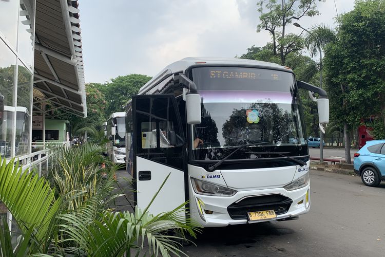 Fasilitas di Stasiun Gambir, 20 Fasilitas di Stasiun Gambir untuk Penumpang, Banyak yang Gratis, 1. Area tunggu, 2. Restoran, 3. Toilet untuk disabilitas, 4. Area bermain anak (playground), 5. Taman dalam stasiun, 6. Luxury Lounge, 7. Dispenser air gratis, 8. Shower (tempat mandi) dan Locker (titip barang), 9. Musala, 10. Troli bagasi, 11. Porter, 12. Alat bantu jalan dan kursi roda, 13. Lift, 14. Minimarket, 15. Pos kesehatan, 16. Ruang menyusui, 17. Co-working space, 18. Akses transportasi umum, 19. Kursi pijat otomatis, 20. Hotel transit
