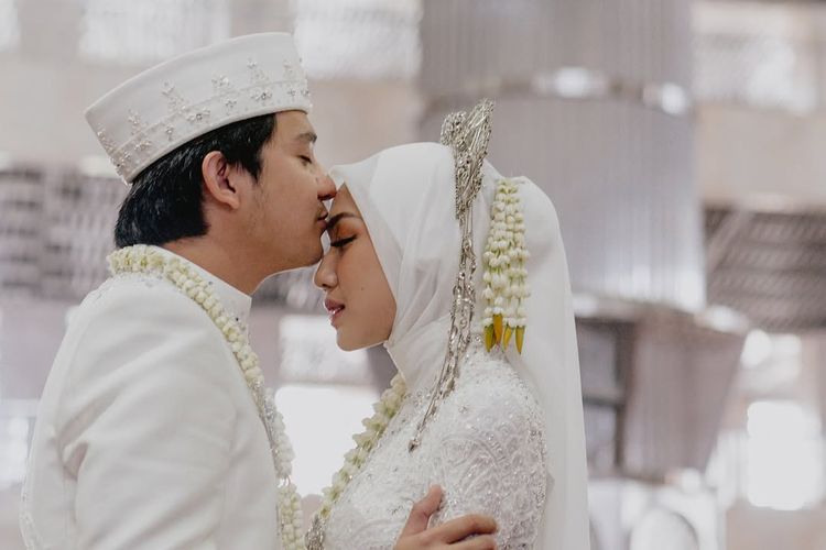 Arbani Yasiz, Raissa Ramadhani, arbani yasiz menikah, pernikahan arbani yasiz, outfit arbani yasiz, busana arbani yasiz, busana raissa ramadhani, raissa ramadhani menikah, ide kebaya hijab, Busana Pernikahan Arbani Yasiz dan Raissa Ramadhani, Serba Putih nan Serasi