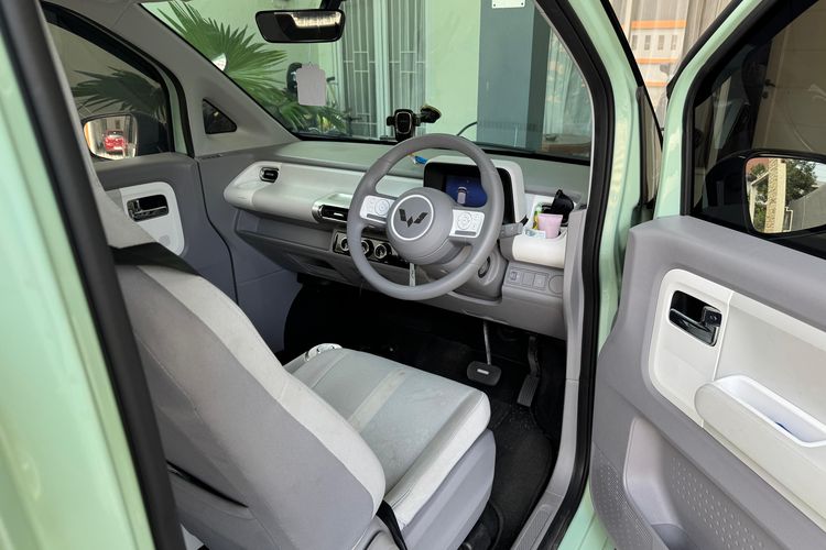 Mobil listrik, mobil listrik, perlakuan mobil listrik kehabisan baterai, Menetralkan transmisi mobil listrik, Cara Aman Menangani Mobil Listrik yang Kehabisan Baterai agar Bisa Didorong
