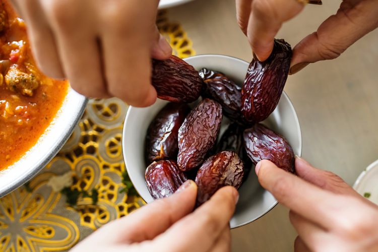 kebutuhan energi, berbuka dengan gorengan, berbuka puasa, Masih Banyak Salah Kaprah Saat Buka Puasa, Dokter Luruskan Mitos Ini, Mitos: tubuh pasti kekurangan gula saat puasa, Fakta: gula alami lebih dianjurkan, Mitos: energi tubuh kurang jadi perlu makanan tinggi kalori, Fakta: gorengan berlebihan menambah kalori