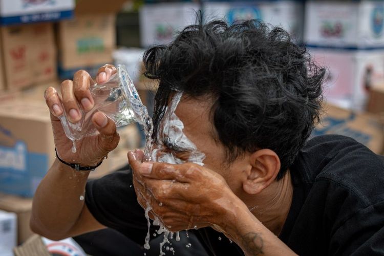 gas air mata, efek gas air mata, bahaya gas air mata, cara mengatasi gas air mata, Pertolongan pertama saat terkena gas air mata, gejala gas air mata, pertolongan pertama terkena gas air mata, pertolongan pertama gas air mata, Pertolongan Pertama Saat Terkena Gas Air Mata Menurut Dokter
