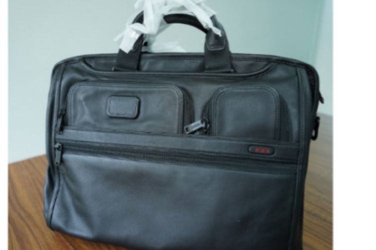 barang sitaan korupsi, barang sitaan kpk, lelang barang sitaan kpk, daftar barang sitaan kpk, lelang barang korupsi, harga tas branded yang dilelang kpk, lelang tas branded kpk, lelang tas mewah kpk, Daftar Tas Branded di Lelang Barang Sitaan KPK 11 Juni 2025, 1. Paket tas dan dompet (Kode LOT: ON45Y9), 2. Louis Vuitton Avenue Damier Sling Bag (Kode LOT: AFJVIS), 3. Tas Selempang Gucci Monogram (Kode LOT: KRTDYX), 4. Tas Wanita Louis Vuitton Motif Kuda (Kode LOT: R6H7C1), 5. Tas Ransel Tumi Comparable Style (Kode LOT: ADDWNN), 6. Tas Tumi Comparable Style (Kode LOT: RZU71G), 7. Tas Louis Vuitton Speedy Coklat (Kode LOT: OG5EYX)