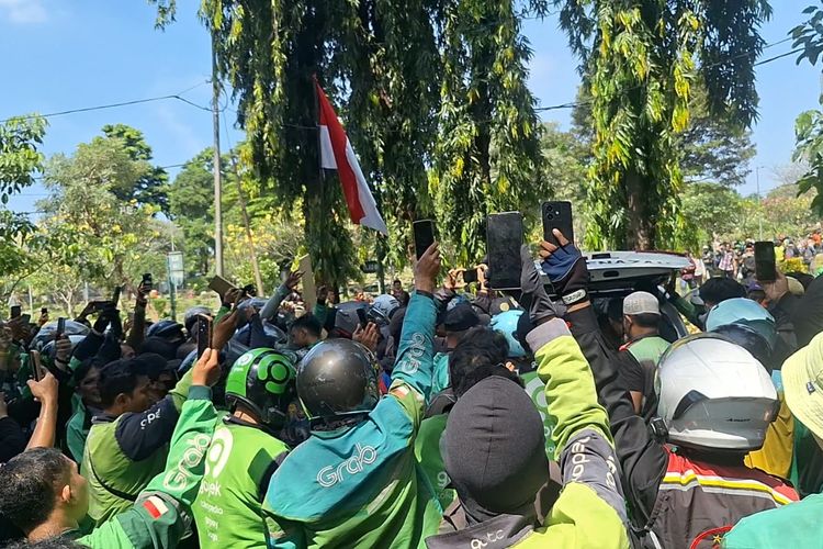 brimob lindas ojol, brimob lindas ojek online, ojol terlindas rantis brimob, ojol terlindas brimob, DPR Desak Pemerintah Tanggung Hidup Keluarga Ojol yang Tewas Terlindas Brimob