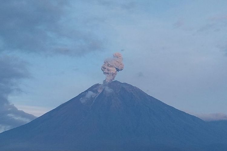 Gunung Semeru, Erupsi Gunung Semeru, Gunung Semeru Erupsi Lagi pada Selasa Malam, Tinggi Letusan 800 Meter