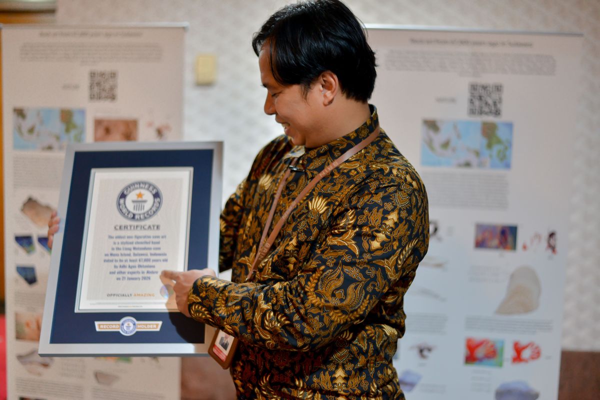 Cerita Peneliti BRIN Temukan Lukisan Cap Tangan Tertua Dunia Berusia 67.800 Tahun