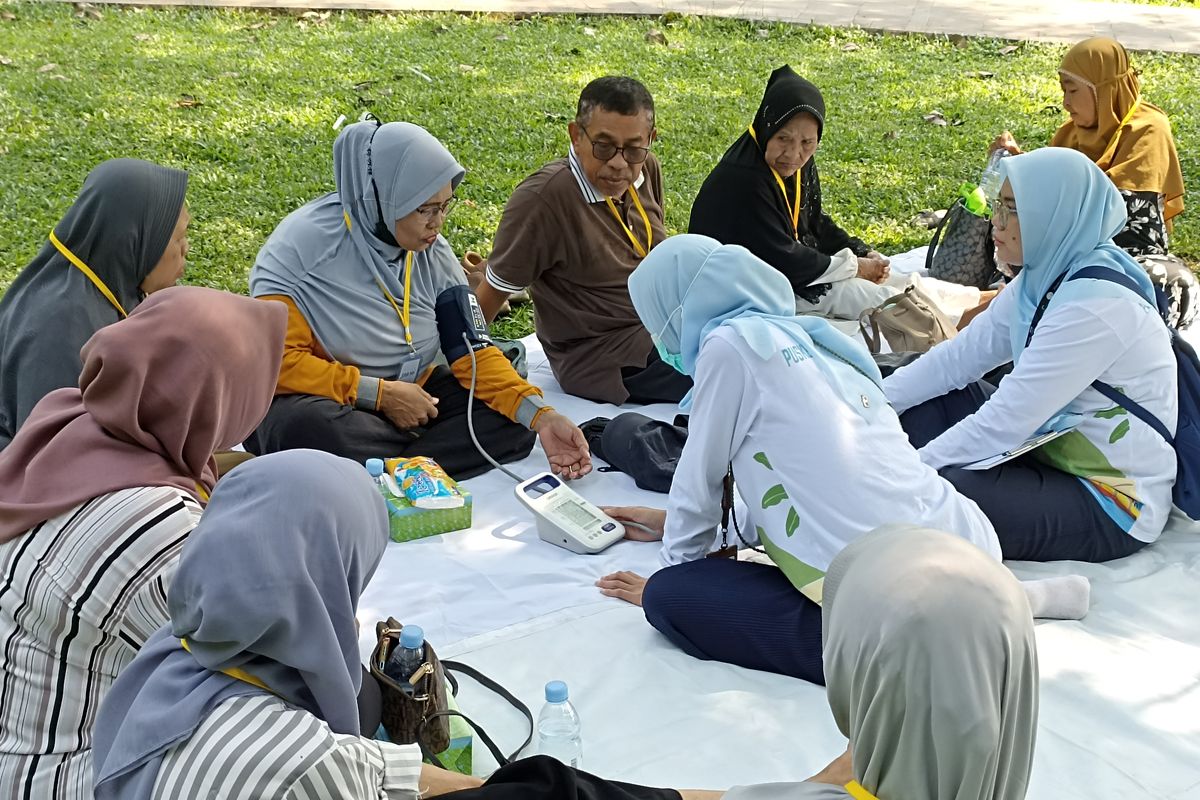 Rumah Rasa, Lansia, Hipertensi, periksa ke dokter, hipertensi, lansia, deteksi dini, menjaga kesehatan, kesehatan lansia, pemeriksaan rutin, rumah rasa, Cerita Sarmi dan Toni, Lansia Pengidap Hipertensi yang Rutin Periksa ke Dokter