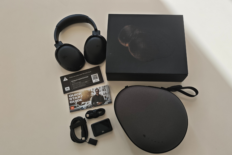 headphone, hands on, JBL Tour One M3 Smart Tx, fitur JBL Tour One M3 Smart Tx, spesifikasi JBL Tour One M3 Smart Tx, Hands-on JBL Tour One M3 Smart Tx: Ringan, Suara, Kotak kemasan simpel, isian lengkap, Headphone ringan, bantalan empuk, Konektivitas, Kontrol musik layar sentuh, ANC efektif redam bising, Audio "nendang" dan bisa diatur, Kesimpulan