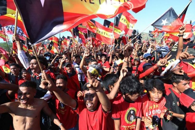Timor Leste, Timor Timur, sejarah timor leste, timor timur di Indonesia, timor timur lepas dari indonesia, kemerdekaan timor leste, kemerdekaan timor leste dari indonesia, kemerdekaan timor leste tahun berapa, jajahan Portugal, invasi Indonesia, invasi indonesia ke timor leste, referendum Timor Timur, Republik Demokratik Timor Leste, Apakah Timor Leste Dulunya Termasuk Indonesia? Ini Sejarah Lengkapnya hingga Merdeka, Masa Awal: Pengaruh Kesultanan Ternate, Portugal Datang ke Timor (1515), Perebutan Pulau Timor oleh Portugal dan Belanda, Masa Pendudukan Jepang (1942–1945), Revolusi Bunga dan Awal Perubahan di Timor Portugal, Proklamasi Kemerdekaan Timor Leste oleh Fretilin (1975), Invasi Indonesia dan Integrasi Timor Timur (1975–1999), Referendum dan Jalan Menuju Kemerdekaan (1999–2002), Setelah Merdeka, Pernah Menjadi Bagian dari Indonesia, Kini Negara Merdeka