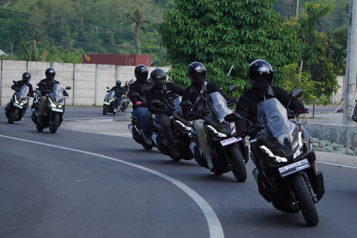 RoadSync, Honda ADV 160, touring di Lombok, performan skutik, Menaklukkan Medan di Lombok dengan Honda ADV 160 RoadSync, Fitur RoadSync, Menuju Pantai Elak-Elak, Menanjak Bukit Mekaki, Kuta Lombok: Jalan Rusak
