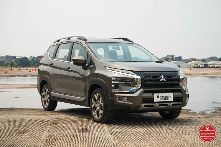 Xpander Cross, Mitsubishi Xpander Cross, Suzuki XL7 Hybrid Alpha Kuro, xl7 alpha kuro, new xl7 hybrid, komparasi xl7 vs xpander cross, Adu XL7 Hybrid Alpha Kuro Vs Xpander Cross: Pertarungan MPV Rasa SUV, Desain dan Dimensi, Mesin dan Performa, Fitur Keselamatan dan Kenyamanan, Plus – Minus, Kesimpulan