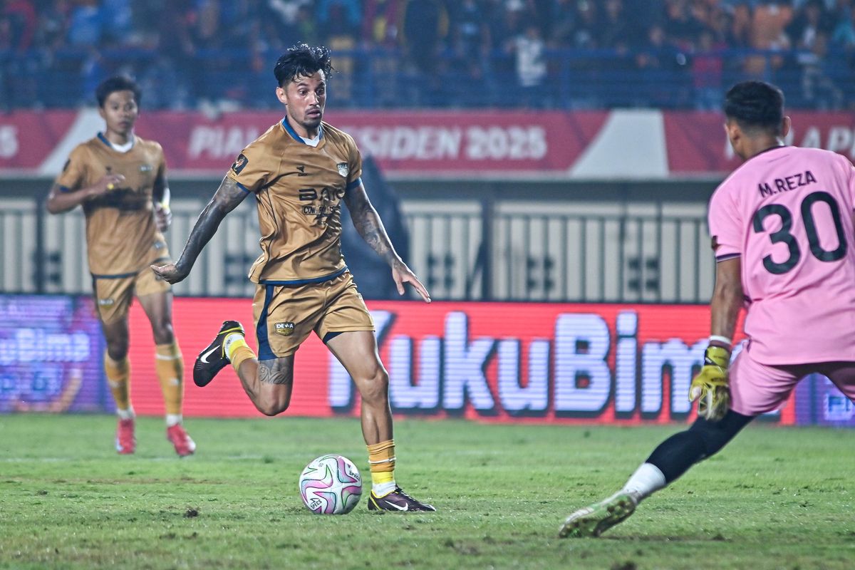 Persebaya Surabaya, Dewa United, Dewa United vs Persebaya, Super League 2025-2026, Skor HT Dewa United Vs Persebaya 0-0: Gol Indah Fano Dianulir, Tumbas Kartu Merah