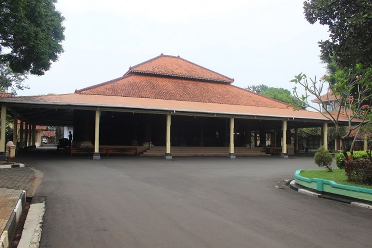 Kartini, Pendopo Kabupaten Jepara, Fadli Zon, Menelusuri Jejak R.A. Kartini di Jepara dan Rembang, Ini 5 Tempat yang Wajib Dikunjungi, 1. Pendopo Kabupaten Jepara, 2. Monumen Ari-ari Kartini, 3. Pantai Kartini, 4. Museum R.A. Kartini di Jepara, 5. Museum R.A. Kartini di Rembang 