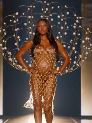 victoria secret, victoria secret fashion show 2025, Victoria Secret Fashion Show, jasmine tookes, jasmine tookes victoria secret, 5 Style Jasmine Tookes di Victoria’s Secret Fashion Show 2025, Anggun dengan Baby Bump, 1. Gaun jaring emas yang menawan, 2. Sayap kerang artistik, 3. Makeup natural dan glowing, 4. Gaya rambut gerai, 5. Heels tinggi yang elegan
