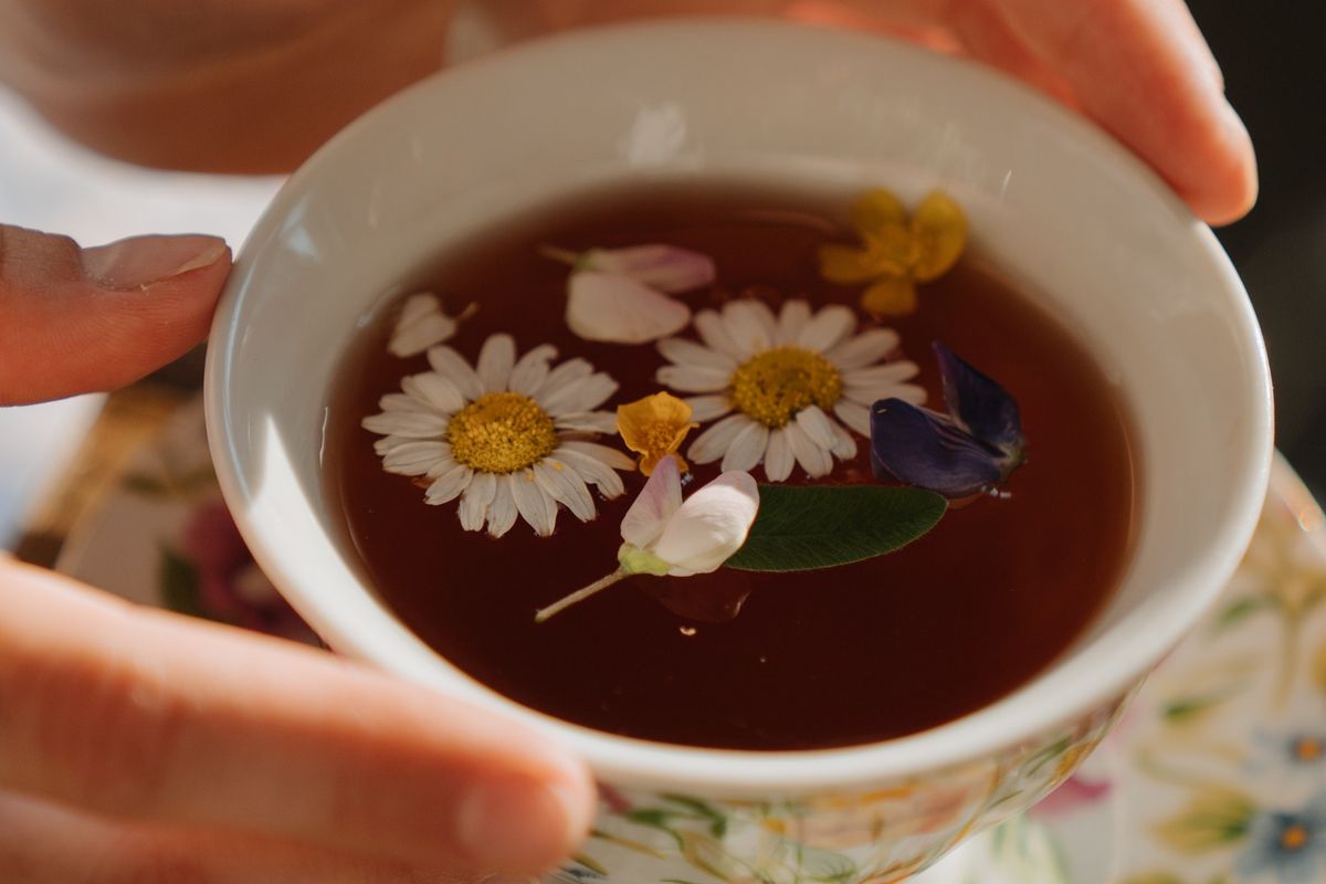 minuman alami untuk tidur, teh herbal penenang, cara tidur cepat alami, minuman tradisional insomnia, resep minuman malam hari, 8 Minuman Alami agar Tidur Lebih Nyenyak di Malam Hari, 1. Teh Chamomile, 2. Teh Peppermint, 3. Susu Hangat, 4. Susu Almond, 5. Smoothie Pisang-Almond, 6. Teh Lemon Balm, 7. Teh Ashwagandha, 8. Teh Valerian