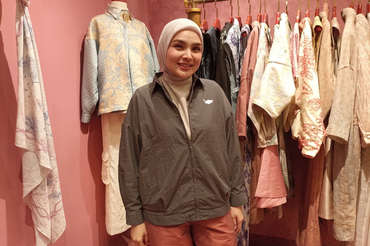 Ria Miranda, baju charcoal, warna hijab untuk baju charcoal, jilbab untuk baju baby pink, mix and match hijab dan baju, inspirasi warna hijab, fashion hijab terbaru, baju baby bpink, Rekomendasi Warna Hijab untuk Baju Charcoal dan Baby Pink dari Ria Miranda, 1. Charcoal dan hitam, 2. Charcoal dan abu-abu muda, 3. Charcoal dan baby pink, 1. Baby pink dan putih, 2. Baby pink dan abu-abu muda, 3. Baby pink dan cream atau nude, 4. Baby pink dan charcoal