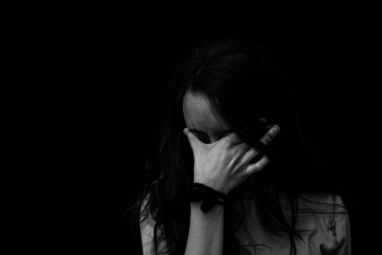 survivor guilt adalah, gejala survivor guilt, survivor guilt meaning, cara mengatasi survivor guilt, merasa bersalah karena selamat daari kecelakaan, merasa bersalah karena selamat dari tragedi, Cara Mengatasi Survivor Guilt Menurut Psikolog, Jangan Dipendam Sendiri