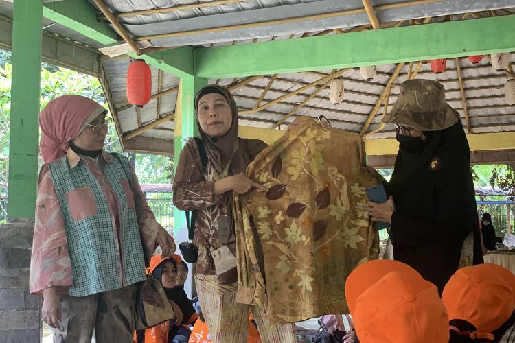 ecoprint adalah, ecoprint tote bag, ecoprint merupakan metode pewarnaan tekstil yang unik karena, metode ecoprint ada berapa, metode ecoprint dan bahan bahan yang diperlukan, Bisa Jadi Ide Aktivitas Wisata Seni, Apa Itu Ecoprint?
