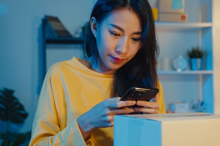 Acha Septriasa, slow living, slow living adalah, apa itu slow living, cara menerapkan slow living, acha septriasa cerai, Vicky Kharisma, slow living itu apa, cara slow living, cara hidup slow living, Seperti Acha Septriasa, Begini Cara Menerapkan Hidup Slow Living, 1. Harus "memperlambat" diri, 2. Prioritaskan kualitas daripada kuantitas, 3. Pelan-pelan terapkan ke rutinitas sehari-hari, 4. Hindari barang-barang elektronik, 5. Satu aktivitas dalam satu waktu, 6. Luangkan waktu untuk refleksi, 7. Berlatih mindfulness, 8. Luangkan waktu untuk me time, 9. Nikmati setiap makanan, 10. Nikmati hal-hal kecil