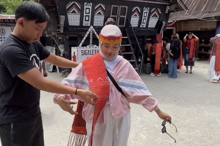 wisata pulau samosir, wisata sekitar danau toba, sigale-gale samosir, ikut tari tortor di sigale-gale, tari tor tor sigale gale, tarian tor tor sigale gale, wisata desa tomok, Harga dan Cara Ikut Menari Tor-tor di Sigale-gale Pulau Samosir