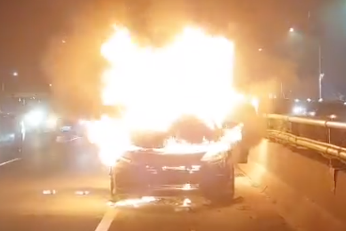 Honda HR-V, mobil terbakar, keselamatan berkendara, evakuasi mobil, Pentingnya APAR di Mobil: Pelajaran dari Kebakaran HR-V di Tol Dalkot
