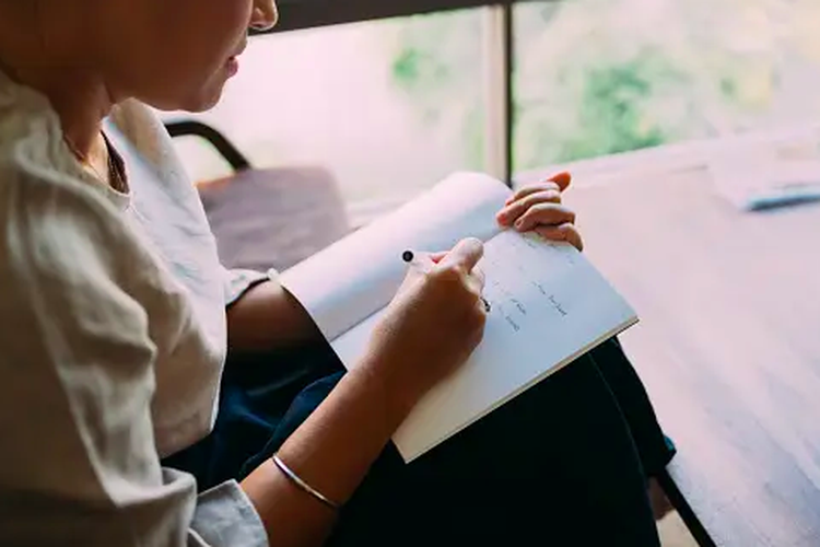 lost contact, cara cepat move on, tips cepat move on, tips cepat move on dari mantan tersayang, tips agar cepat move on dari mantan, tips untuk cepat move on, tips biar cepat move on dari mantan, tips cara cepat move on, cara cepat move on dari mantan, cara cepat move on setelah putus, 7 Cara Lost Contact dengan Mantan agar Cepat Move On, 1. Tulis surat untuk diri sendiri, 2. Beri ruang untuk berduka, 3. Buat daftar semua hal buruk dari mantan, 4. Buat daftar perawatan diri, 5. Mulai hobi baru, 6. Ciptakan rutinitas, 7. Ubah sekelilingmu