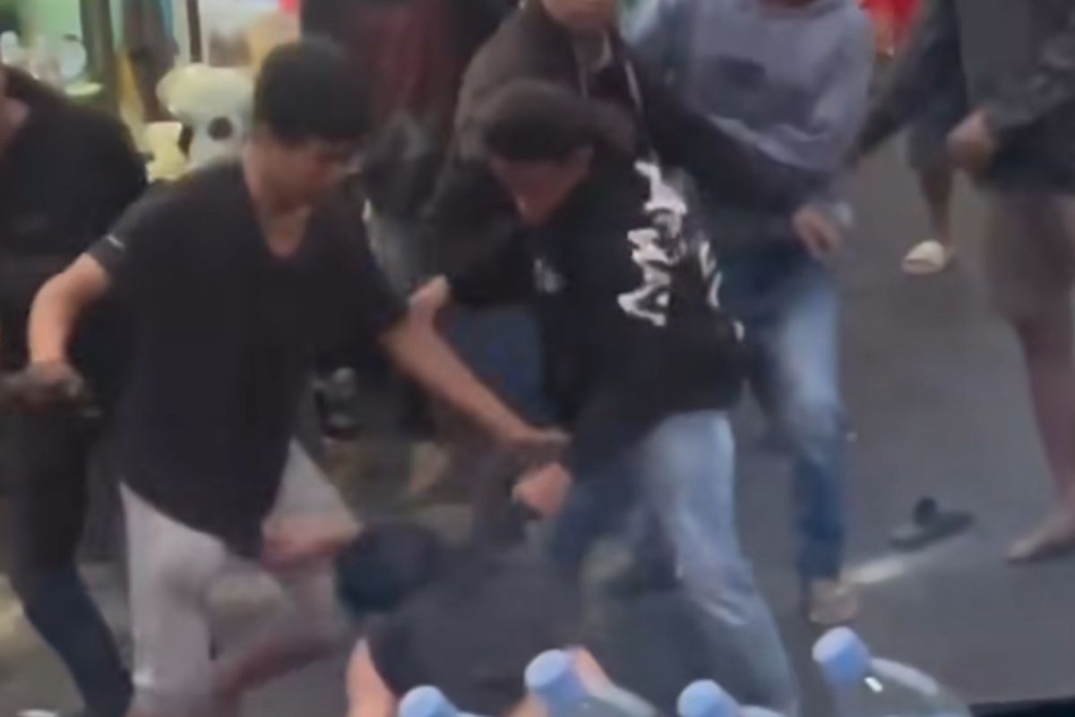calo, polisi, terminal bungurasih, calo tiket bus, Viral Calo Tiket Terminal Bungurasih Dikeroyok Penumpang, Polisi: Kapok Katanya, Luka Akibat Pengeroyokan, Kronologi Refund Tidak Penuh, Polisi Lakukan Penyelidikan, Imbauan Polisi