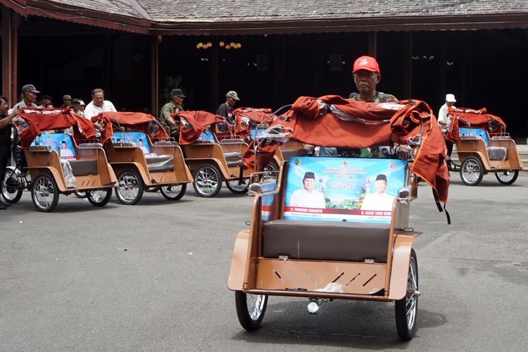 becak listrik, BERITA FOTO: Penampakan Becak Listrik Bantuan Presiden Prabowo, Produksi becak listrik, Komitmen penggunaan teknologi listrik, Pengemudi becak usia lanjut, Realisasi program becak listrik di daerah, Dampak positif keberadaan becak listrik, Meringankan beban fisik tukang becak
