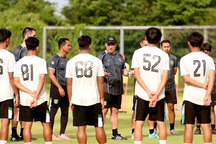 Persebaya, Bernardo Tavares, Super League 2025-2026, Bajul Ijo, Persebaya Vs Dewa United: Bernardo Tavares Siapkan Variasi Taktik